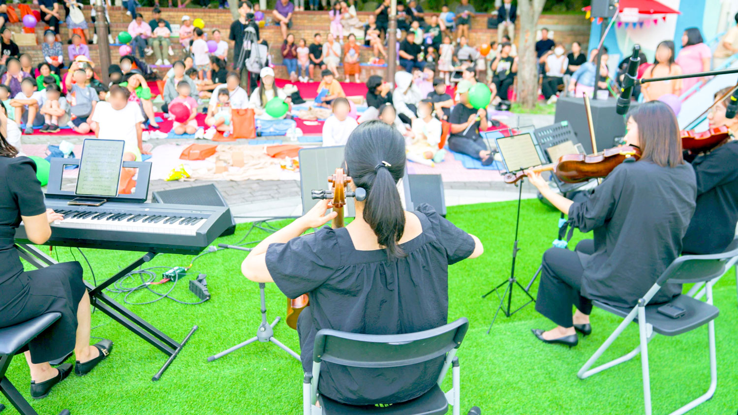 야외 축제 — 인조잔디와 관중석